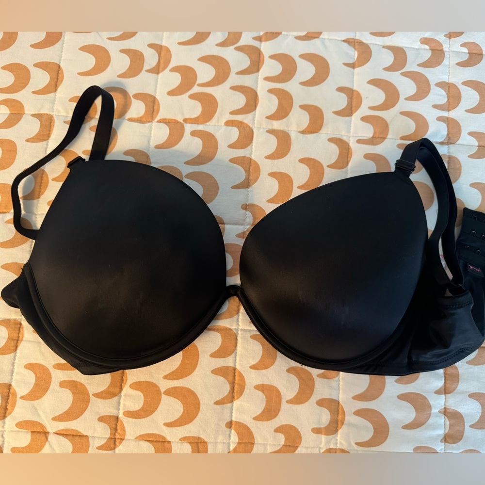 Never worn new Victoria’s Secret black Wear everywhere super push-up in 36DD/E80